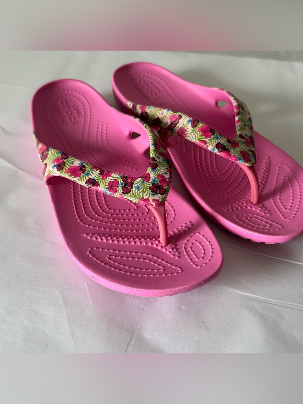 CROC Size 8 Women’s Pink Floral Flip Flops Sandals